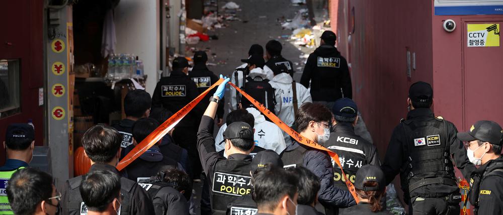 Ermittler untersuchen den Schauplatz einer Massenpanik, die sich während der Halloween-Feierlichkeiten in Seoul ereignete. 