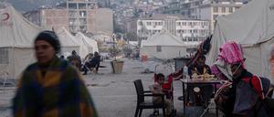 Ausharren in der neuen Realität. Viele Erdbebenopfer in der Türkei und in Syrien müssen gezwungenermaßen in Notunterkünften leben: in Zelten, Bunkern oder in schlimmsten Fällen auf der Straße zwischen Stühlen und aufgespannten Bettlaken.