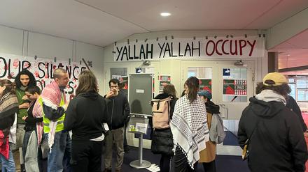 Nachdem die Gruppe „Students for Free Palestine“ an der FU einen Hörsaal besetzte, gibt es Forderungen, dafür verantwortliche Studierende der Uni zu verweisen.