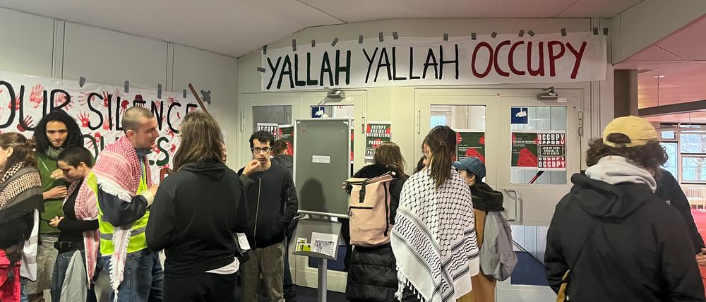 Aktivist:innen der Gruppe „Students for Free Palestine“ haben an der Freien Universität Berlin am Donnerstagmorgen einen Hörsaal besetzt. Die Gruppe hatte das kurz zuvor auf Instagram angekündigt, die FU bestätigte die Besetzung auf Anfrage.
