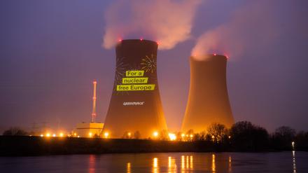 Eine Greenpeace-Projektion auf dem Atomkraftwerk Grohnde