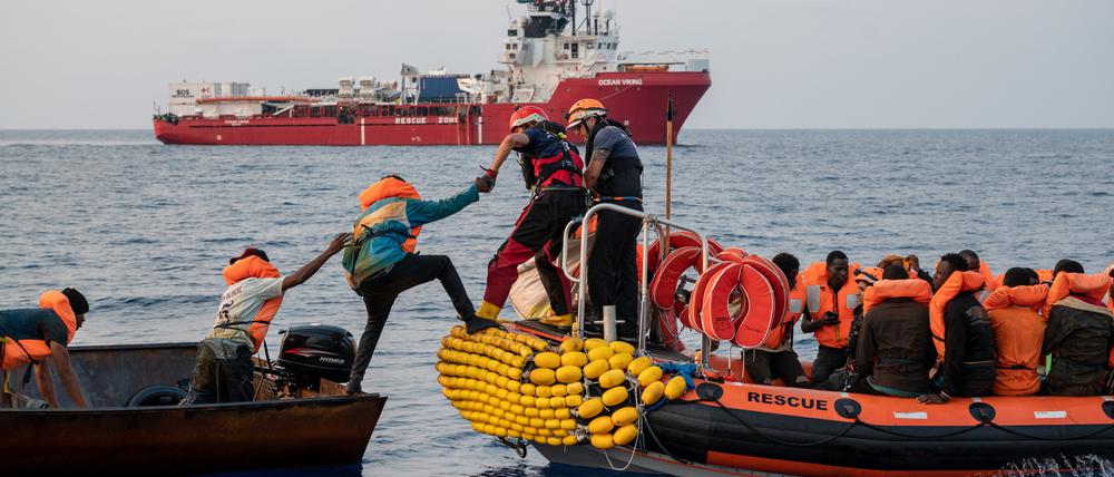 Menschen werden im Mittelmeer von privaten Seenotrettern aus dem Wasser gerettet.