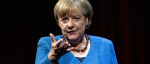 Die ehemalige Bundeskanzlerin Angela Merkel (CDU) spricht im Berliner Ensemble, um Fragen des Journalisten und Autors A. Osang unter dem Motto ·Was also ist mein Land?· zu beantworten.
