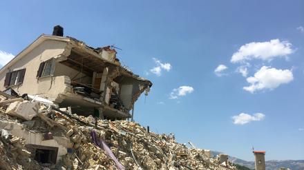 Blick auf Trümmer in der Sperrzone des Zentrums der bei einem Erdbeben zerstörten Stadt Amatrice (Italien). 2016 verwüstete ein Erdbeben die ganze Region und tötete 299 Menschen.
