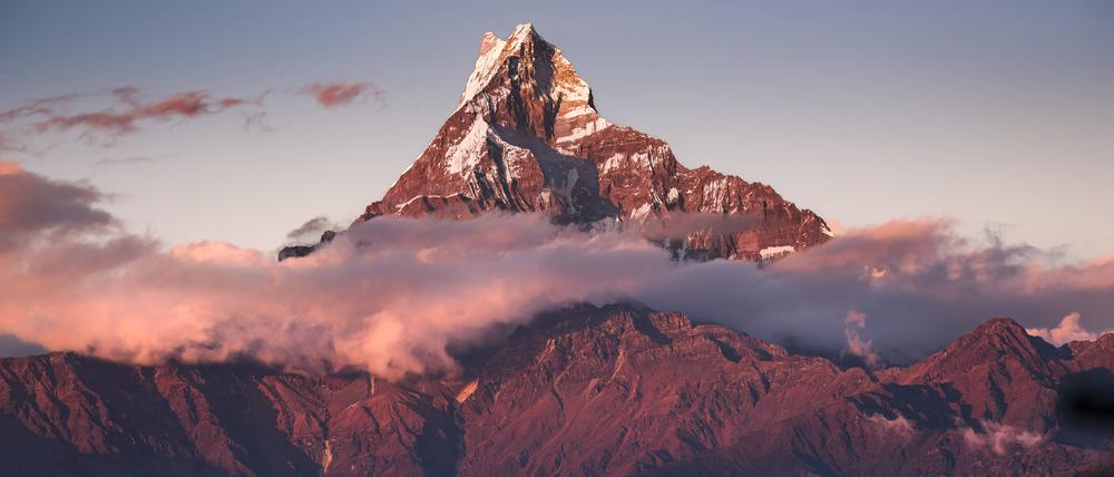Nicht zu verfehlen. Drei Gipfel des Annapurna-Massivs ragen etwas über 8000 Meter auf. Messner bestieg 1985 den Westgipfel.  