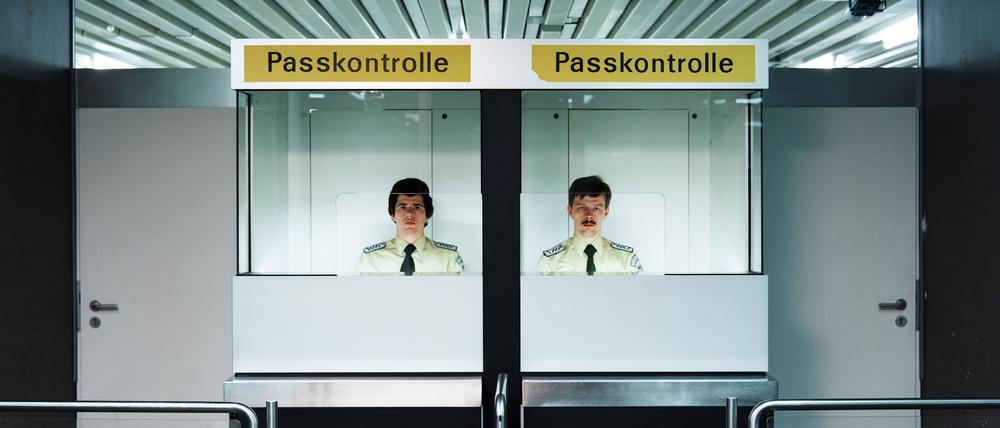 Alptraum Kontrollstaat: Die Fotografie „Pförtner, Passkontrolle“ von Andreas Gursky aus dem Jahr 1982.