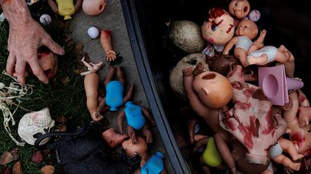 Ein Anti-Abtreibungs-Demonstrant legt Teile von Puppen und andere Requisiten zurück in einen Lagerbehälter, nachdem er vor dem Northland Family Planning in Westland, Michigan, USA, protestiert hat.