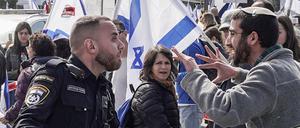 Zehntausende protestieren in Israel gegen die geplante Justizreform. In der aufgeheizten Atmosphäre kommt es auch zu Konfrontationen mit Sicherheitskräften. 