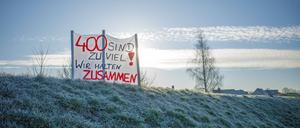 Anwohner des Dorfes Upahl in Mecklenburg-Vorpommern haben als Zeichen des Protestes gegen die geplante Errichtung eines Containerdorfes Flüchtlinge Plakate und Schilder aufgestellt.