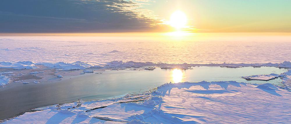 Für die Analyse des Eisschwundes in der Arktis müssen neben der Eisfläche das Volumen des unter dem Meeresspiegel verborgenen Eises sowie die Schneedecke auf den Schollen berücksichtigt werden.