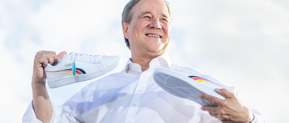 Turnschuhe für den Chef. Vom Vorsitzenden der Jungen Union bekam der Kanzlerkandidat der CDU, Armin Laschet, ein Paar Schuhe geschenkt.