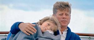 Präsident John F. Kennedy mit Tochter Caroline an Bord der „Honey Fitz“ 1963.