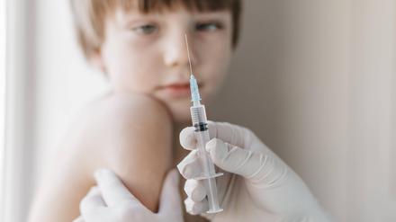 Die aktuelle Grippesaison trifft die Jüngsten wohl schwerer als in den Vorjahren. Das ruft nun Kinderärzte auf den Plan. Was für und gegen eine Grippeimpfung spricht, erläutern Fachleute. 