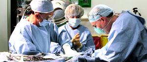 Ärzte präparieren im Labor der „Stiftung für Lebensverlängerung“  eine Leiche für die Kryokonservierung.