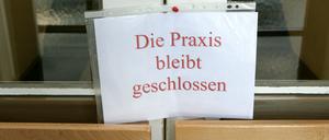 „Die Praxis bleibt geschlossen“. Symbolbild aus Brandenburg