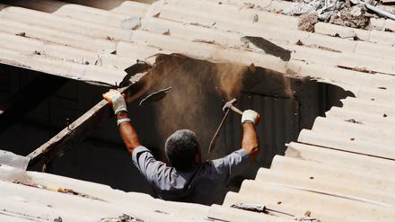Noch immer haben Arbeiter auf dem Bau mit krebserregenden Asbest-Altlasten zu kämpfen.