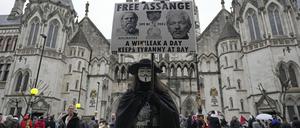 21.02.2024, Großbritannien, London: Ein Demonstrant steht vor den Royal Courts of Justice in London. Die Anwälte von Julian Assange sind dabei, ihre letzte juristische Anfechtung in Großbritannien vorzubringen, um die Auslieferung des WikiLeaks-Gründers in die Vereinigten Staaten zu verhindern, wo er wegen Spionage angeklagt werden soll. Der 52-Jährige kämpft seit mehr als einem Jahrzehnt gegen seine Auslieferung, davon sieben Jahre im Selbst-Exil in der ecuadorianischen Botschaft in London und die letzten fünf Jahre in einem Hochsicherheitsgefängnis. Foto: Kin Cheung/AP/dpa +++ dpa-Bildfunk +++