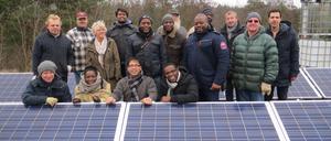 Angewandte Entwicklungszusammenarbeit: Kursteilnehmende bauen eine Solaranlage in Ketzin auf.