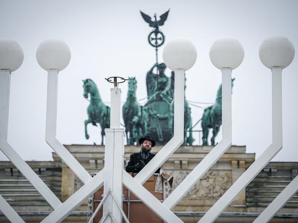 Yehuda Teichtal, orthodoxer Rabbiner, weiht den Chanukka-Leuchter am Brandenburger Tor. Ab dem 07. Dezember 2023 beginnt das achttägige jüdische Lichterfest Chanukka. 