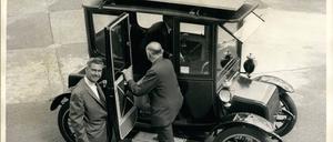 Der US-Wissenschaftler Charles Escoffery (l.) präsentiert sein Solarauto 1960 in London. 