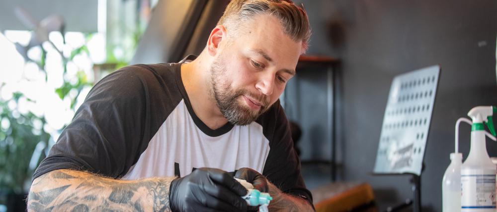 Florian Riffel ist Betreiber von Autark Tattoo, dem größten Studio Berlins. 
