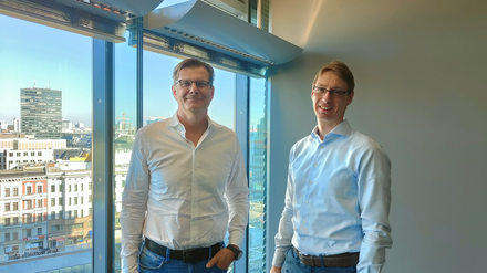 Autodoc-Geschäftsführer Christian Gisy (links) und Finanzchef Bert Althaus in der Zentrale des Unternehmens am Ku’damm.