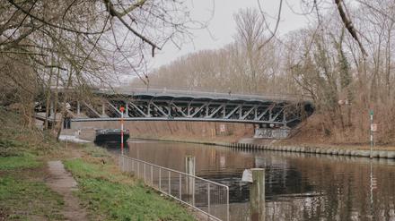 Die Bäkebrücke in Lichterfelde ist marode: Seit Jahren dürfen Autos die Brücke nur noch langsam überqueren.