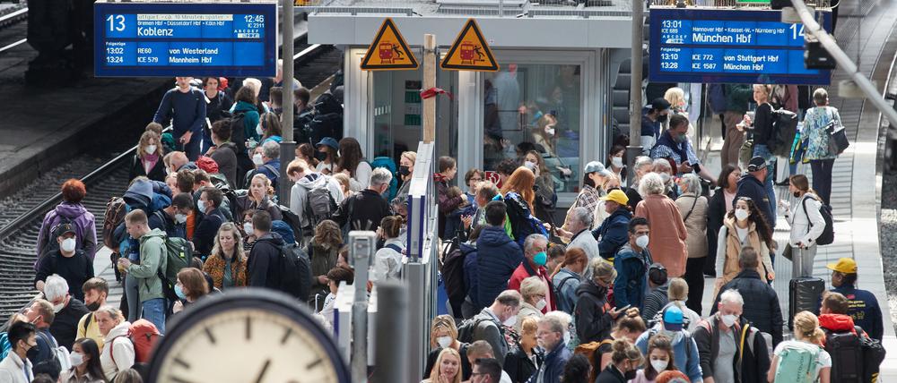 Zahlreiche Reisende warteten am Hamburger Hauptbahnhof.  