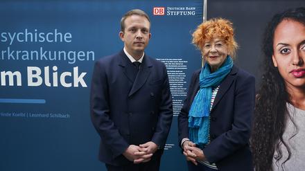 Fotografin Herlinde Koelbl und Psychiater Leonhard Schilbach bei der Eröffnung der Ausstellung im Berliner Hauptbahnhof.