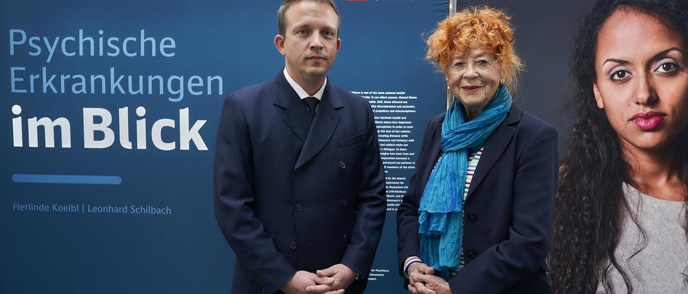 Fotografin Herlinde Koelbl und Psychiater Leonhard Schilbach bei der Eröffnung der Ausstellung im Berliner Hauptbahnhof.