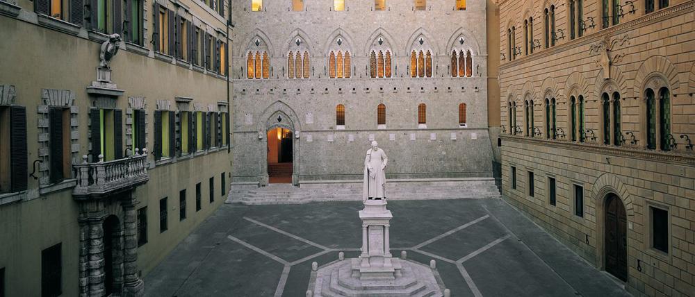 Blick auf die Piazza Salimbeni mit der Zentrale der italienischen Bank Monte dei Paschi di Siena in Siena (Italien). (Symbolbild)