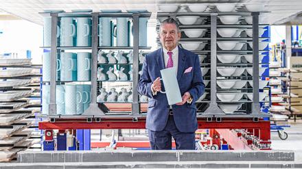 Jörg Woltmann steht vor einem Brennofen seiner Porzellan-Manufaktur. Die Aufnahme stammt aus dem Oktober 2022.