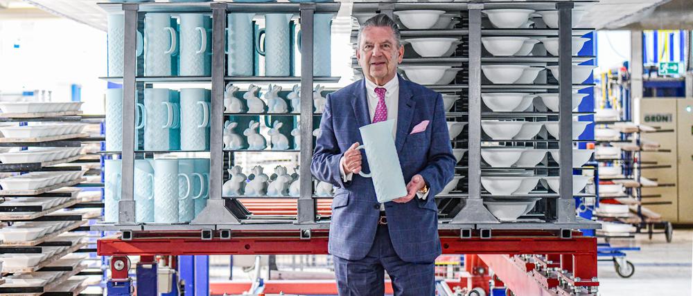Jörg Woltmann steht vor einem Brennofen seiner Porzellan-Manufaktur. Die Aufnahme stammt aus dem Oktober 2022.
