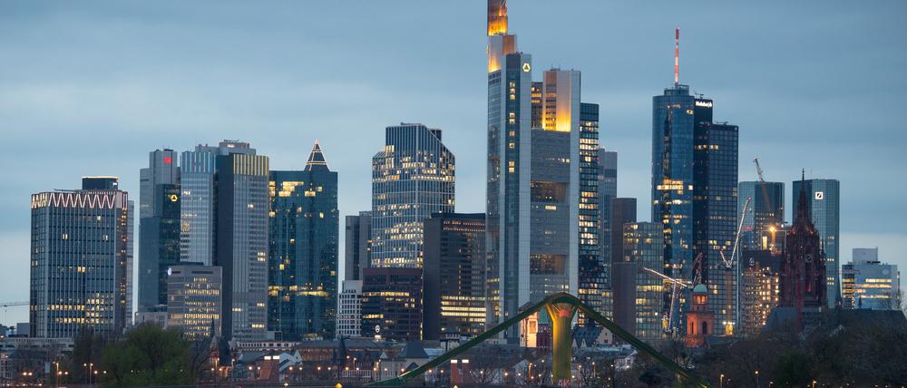 Bankenskyline in Frankfurt am Main. Die Finanzaufsicht Bafin sieht bei der Anlageberatung von Verbrauchern in Deutschland Verbesserungsbedarf.