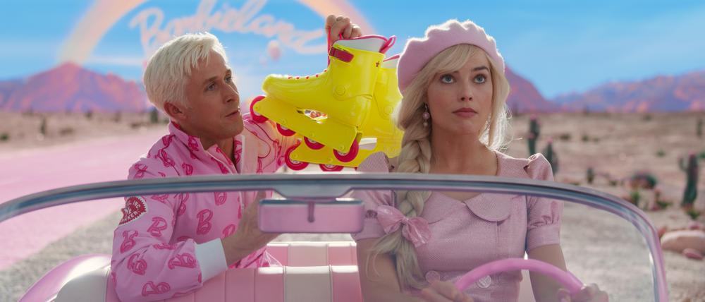 Roadtrip in die Wirklichkeit: Barbie (Margot Robbie) und Ken (Ryan Gosling) im pinken Cabrio.