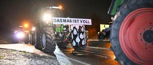 Mit Traktoren blockieren Landwirte die Zufahrt zur Autobahn 8 bei Neuhausen.