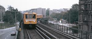 Die Automatik-Züge von der U4 konnten auch auf anderen Strecken fahren, hier 1986 am Görlitzer Bahnhof. 