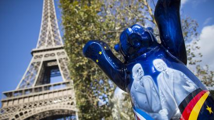 Ein Berliner Bär erinnert in Paris an den deutsch-französischen Freundschaftsvertrag, den Frankreichs Präsident Charles de Gaulle und Bundeskanzler Konrad Adenauer 1963 schlossen.