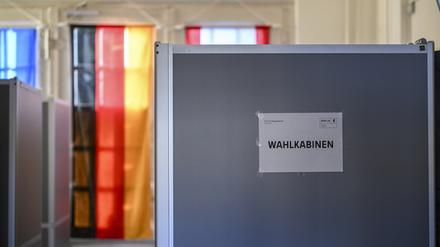 Wahlkabinen stehen im Bezirkswahlamt Reinickendorf bereit. Die Teilwiederholungswahl in Berlin findet am 11. Februar statt.