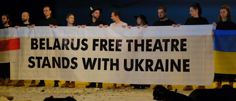
Belarus Free Theatre, Schlussapplaus "Dogs of Europe". 