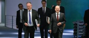 Niedersachsens Ministerpräsident Stephan Weil, NRW-Regierungschef Henrik Wüst und Kanzler Olaf Scholz nach der Bund-Länder-Runde am 4. Oktober