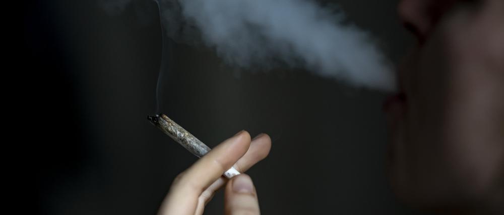 Eine Person raucht einen Joint. Die Ampel-Parteien wollen Cannabis für den Genuss legalisieren. (Symbolbild)