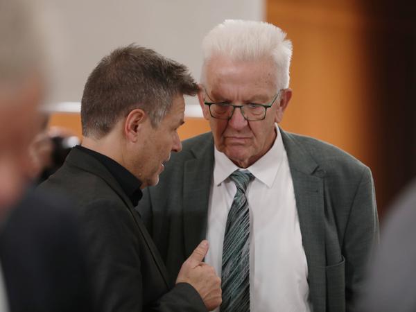 Grüne Verhandler: Vizekanzler Robert Habeck und Ministerpräsident Winfried Kretschmann am Rande der Ministerpräsidentenkonferenz im Kanzleramt.