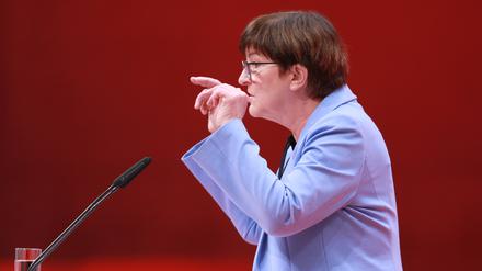 SPD-Chefin Saskia Esken hält am 10.12.2023 eine Rede zum Leitantrag für einen „Deutschlandpakt Bildung“.