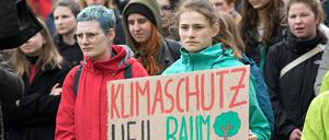 Mehr Engagement für Klimaschutz: Auf Demonstration wie hier in Berlin sind es gerade die Jungen, die ihr Recht auf eine lebensfreundliche Zukunft einfordern. In Steglitz-Zehlendorf scheinen Maßnahmen gegen die Klimakrise keine Priorität zu genießen.