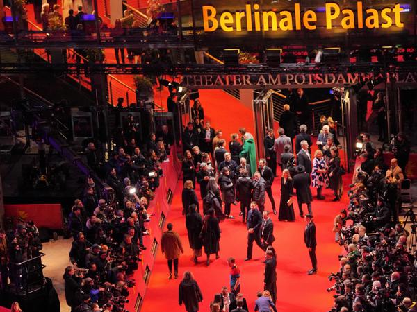  Erste Gäste kommen zur Eröffnung der 73. Internationalen Filmfestspiele Berlinale. 