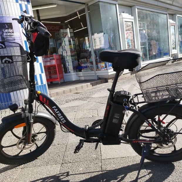 Auf dem Gehsteig unterwegs: Ein E-Bike ohne Zulassung in Moabit, 10. März.