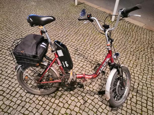 Marke Eigenbau: Klapprad mit nicht zugelassenem 1000-Watt E-Bikemotor, Handgashebel und elektrischer Steuereinheit im Fahrradkorb.