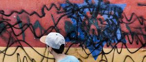 Ein Wandbild des Künstlers Günther Schäfer an der East Side Gallery mit Deutschlandfahne mit einem blauem Davidstern  wurde von Unbekannten mit schwarzen Graffitis beschmiert.