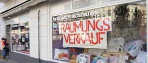 Seit Jahren geschlossener Laden in Berlins City West hat plötzlich Räumungsverkauf.